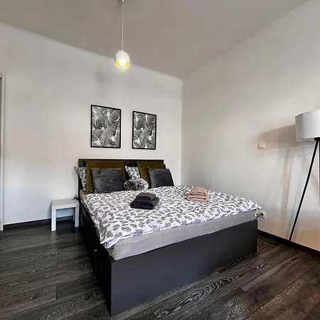 Air Conditioned 5 Min To Railway Station - Old Town Apartment